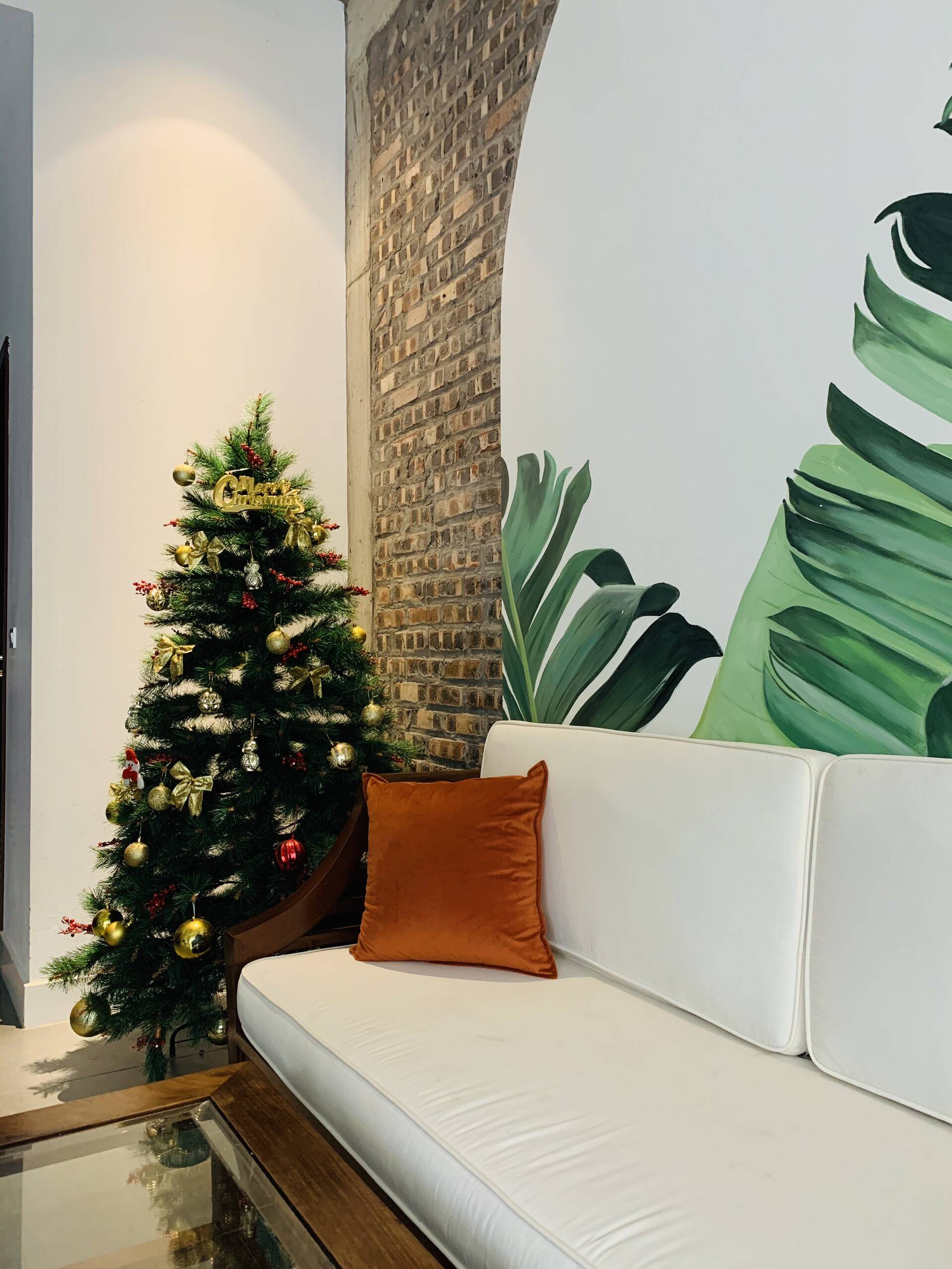 Căn nhà 4 tầng của gia đình nhỏ khiến hai cô con gái phải thốt lên: 