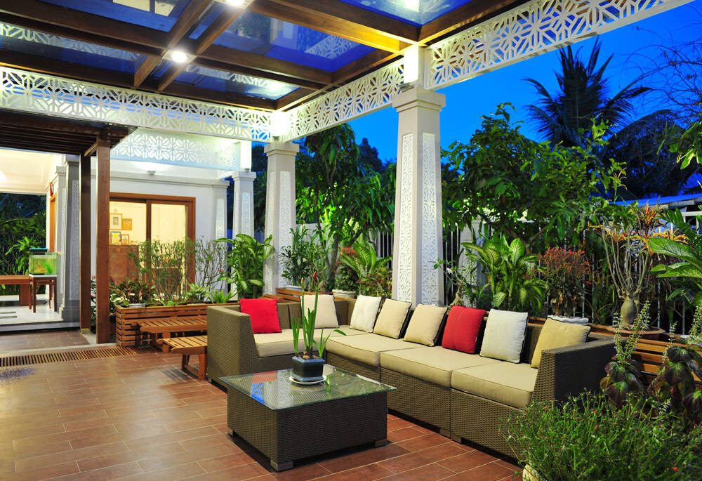 Nhà 1 tầng ở Trà Vinh dành hẳn 450m2 diện tích cho sân vườn xanh mướt, phần lớn hành lang đều ở ngoài trời