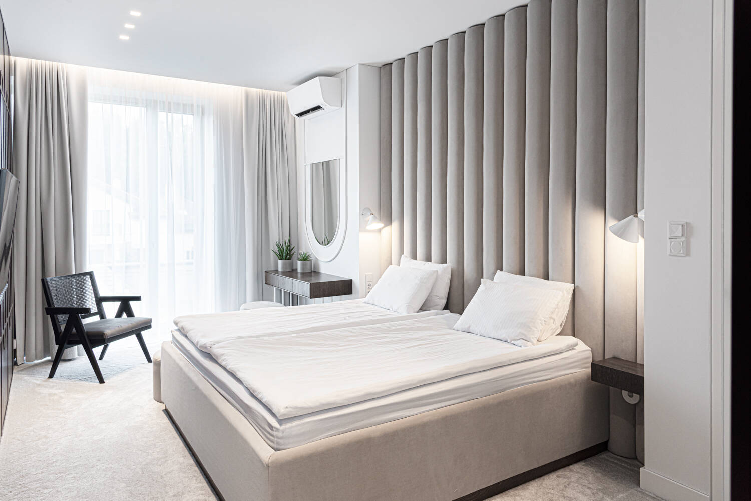 Nhà 2 tầng 267m2 thiết kế như spa với bể bơi và phòng xông hơi, nội thất chủ yếu là gỗ sồi và đá