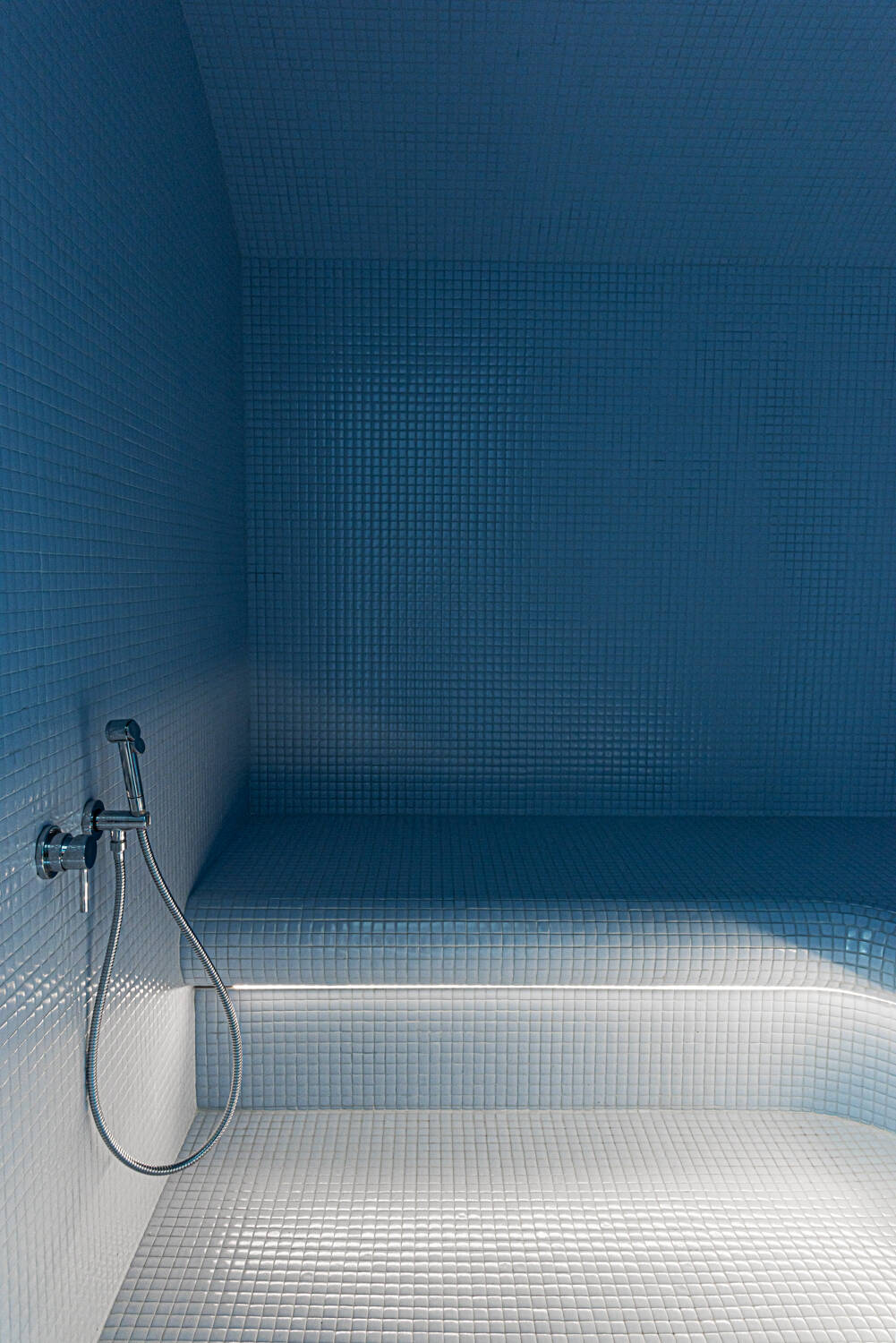 Nhà 2 tầng 267m2 thiết kế như spa với bể bơi và phòng xông hơi, nội thất chủ yếu là gỗ sồi và đá