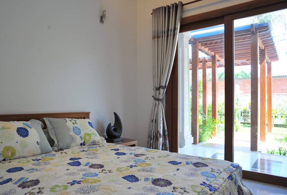 Nhà 1 tầng ở Trà Vinh dành hẳn 450m2 diện tích cho sân vườn xanh mướt, phần lớn hành lang đều ở ngoài trời