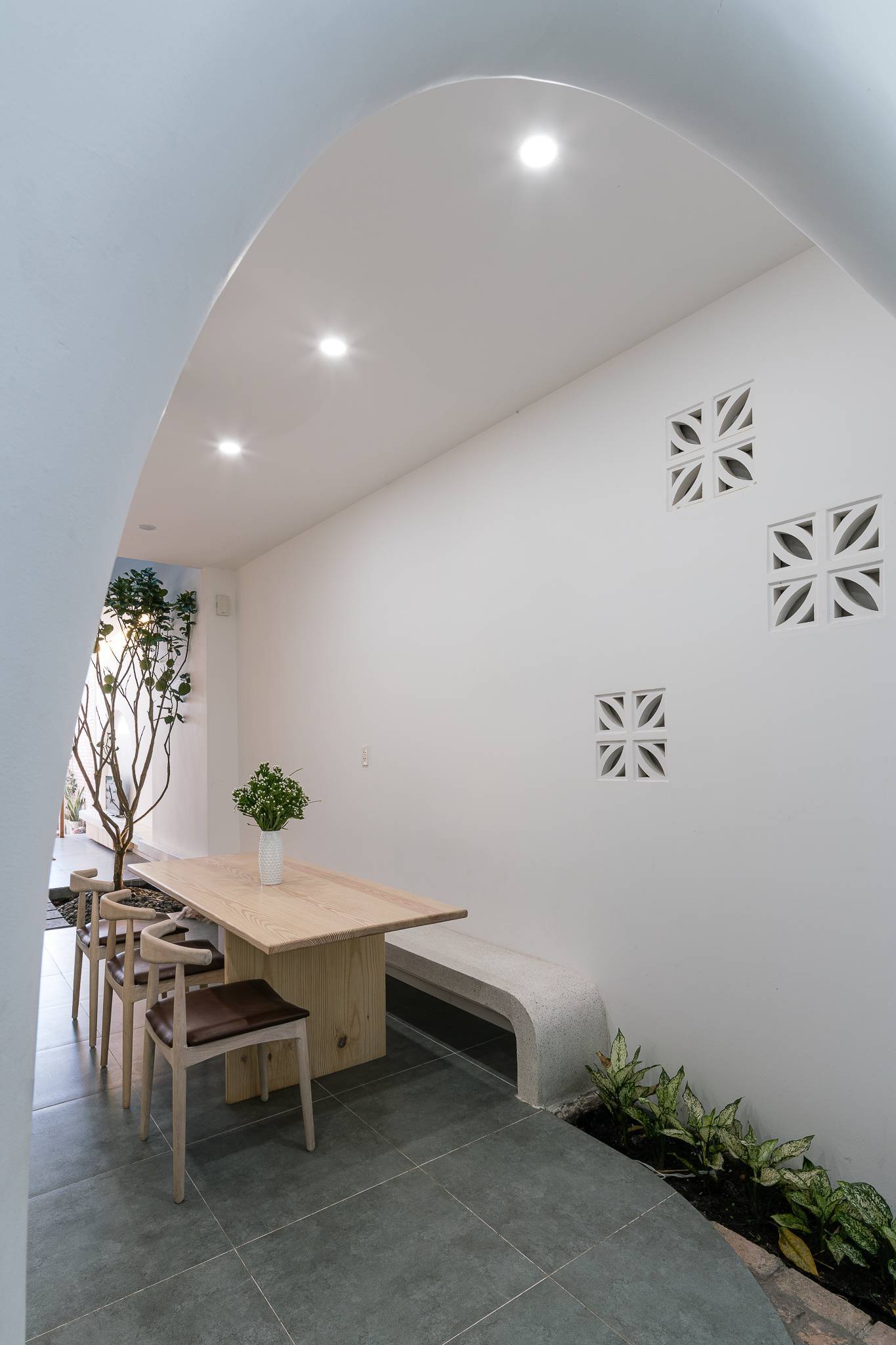 alt='Chưa rộng tới 50m2, 5 nhà Việt sau vẫn sở hữu những khoảng xanh mát và công năng tiện nghi bất ngờ'