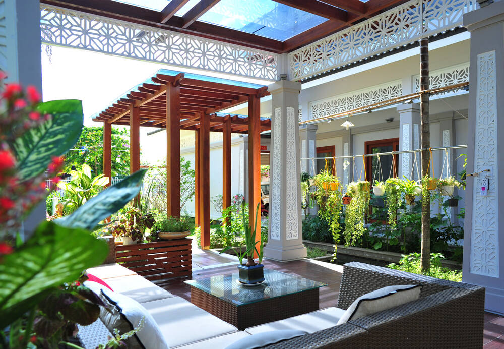 Nhà 1 tầng ở Trà Vinh dành hẳn 450m2 diện tích cho sân vườn xanh mướt, phần lớn hành lang đều ở ngoài trời