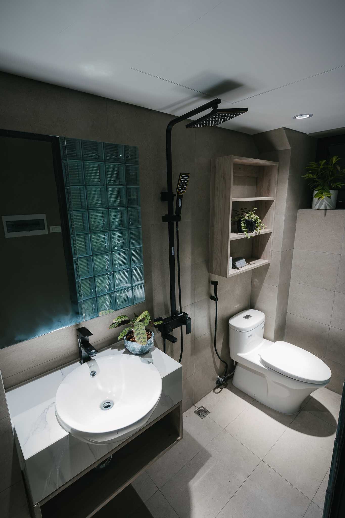 Cô giáo dạy tiếng Nhật cải tạo nhà dột nát, rêu mốc hết 400 triệu đồng, giữ nguyên diện tích sân vườn