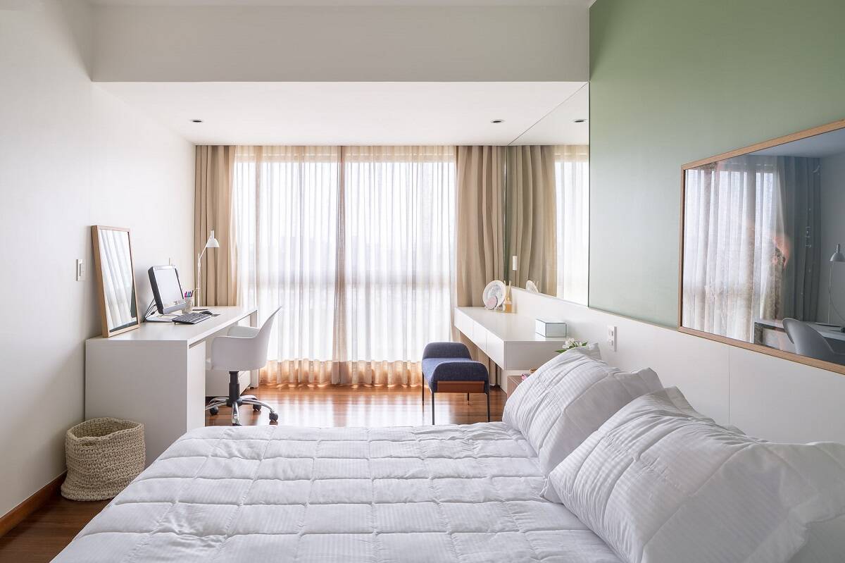 Căn hộ 190m2 thiết kế hẳn 2 phòng khách liền kề để thỏa mãn sở thích ngắm thành phố của gia chủ