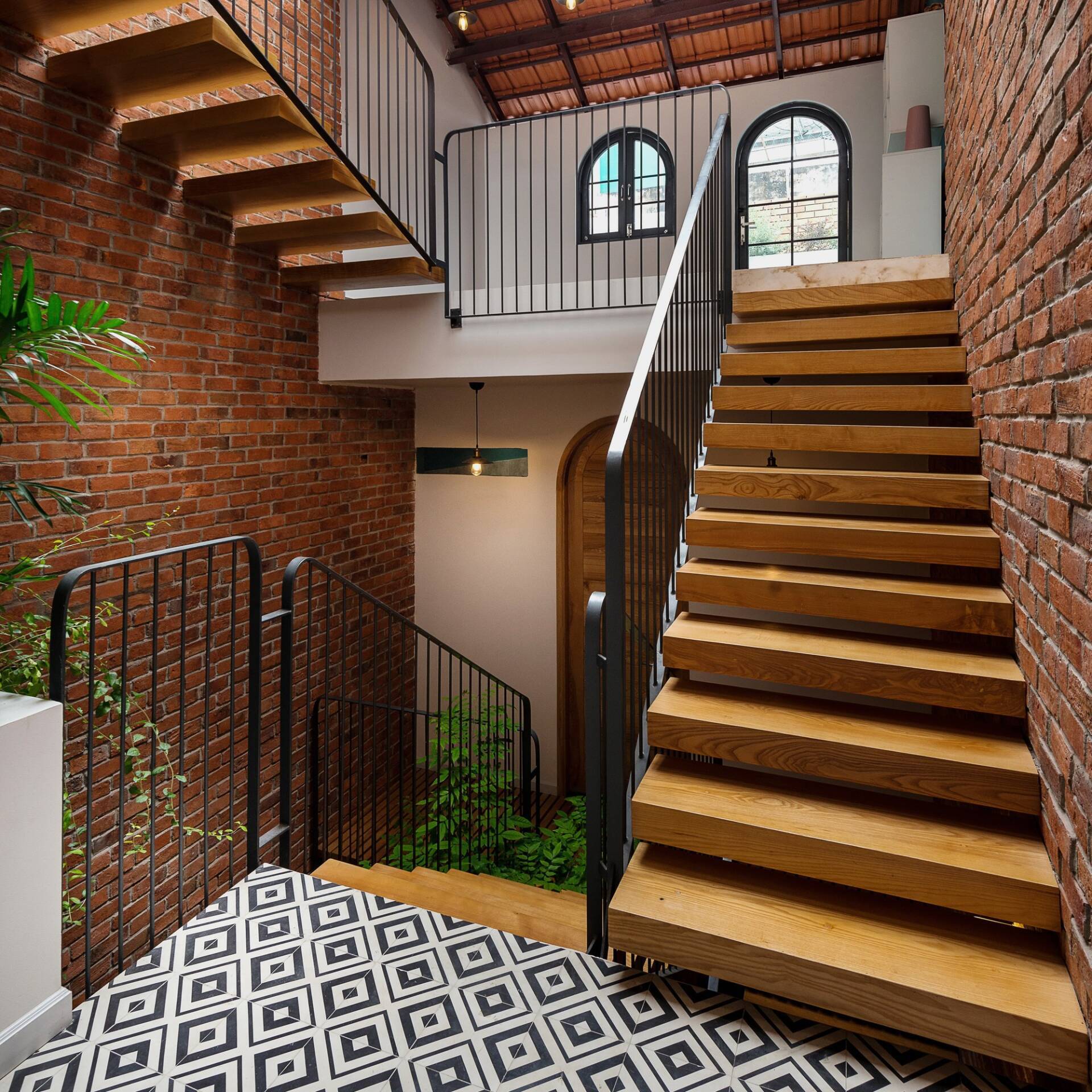 Những ý tưởng thiết kế cầu thang gỗ luôn khiến chúng ta say mê, phiêu lưu và sẽ khiến cho ngôi nhà của bạn trở nên độc đáo và đẹp hơn bao giờ hết. Sáng tạo cùng với kỹ năng thiết kế của các kiến trúc sư chính là yếu tố giúp cho những ý tưởng thiết kế này trở nên đặc biệt hơn.