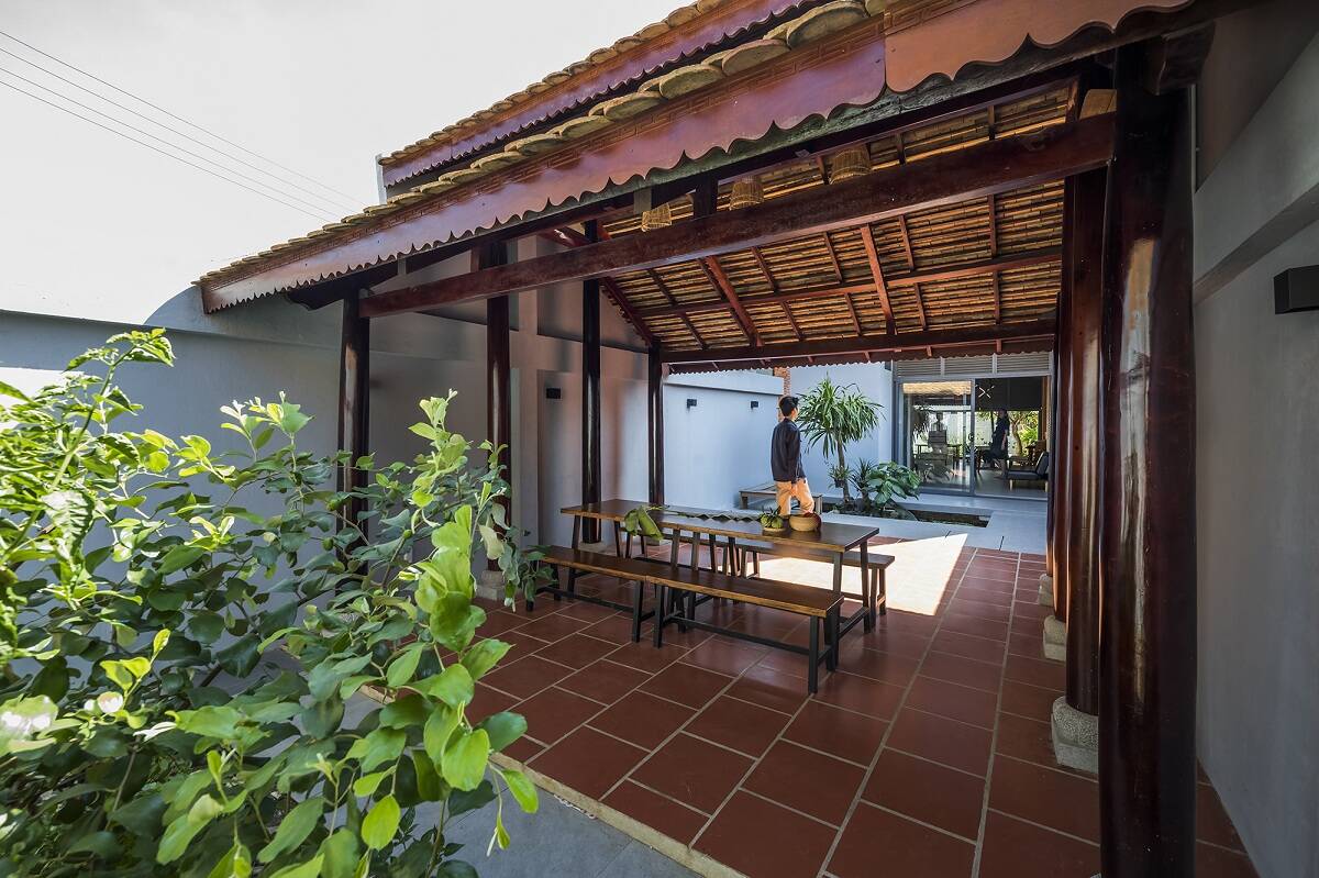 Nhà mái hiên, gạch nung mộc mạc mà bình yên đến lạ của gia đình 2 thế hệ tại Tây Ninh