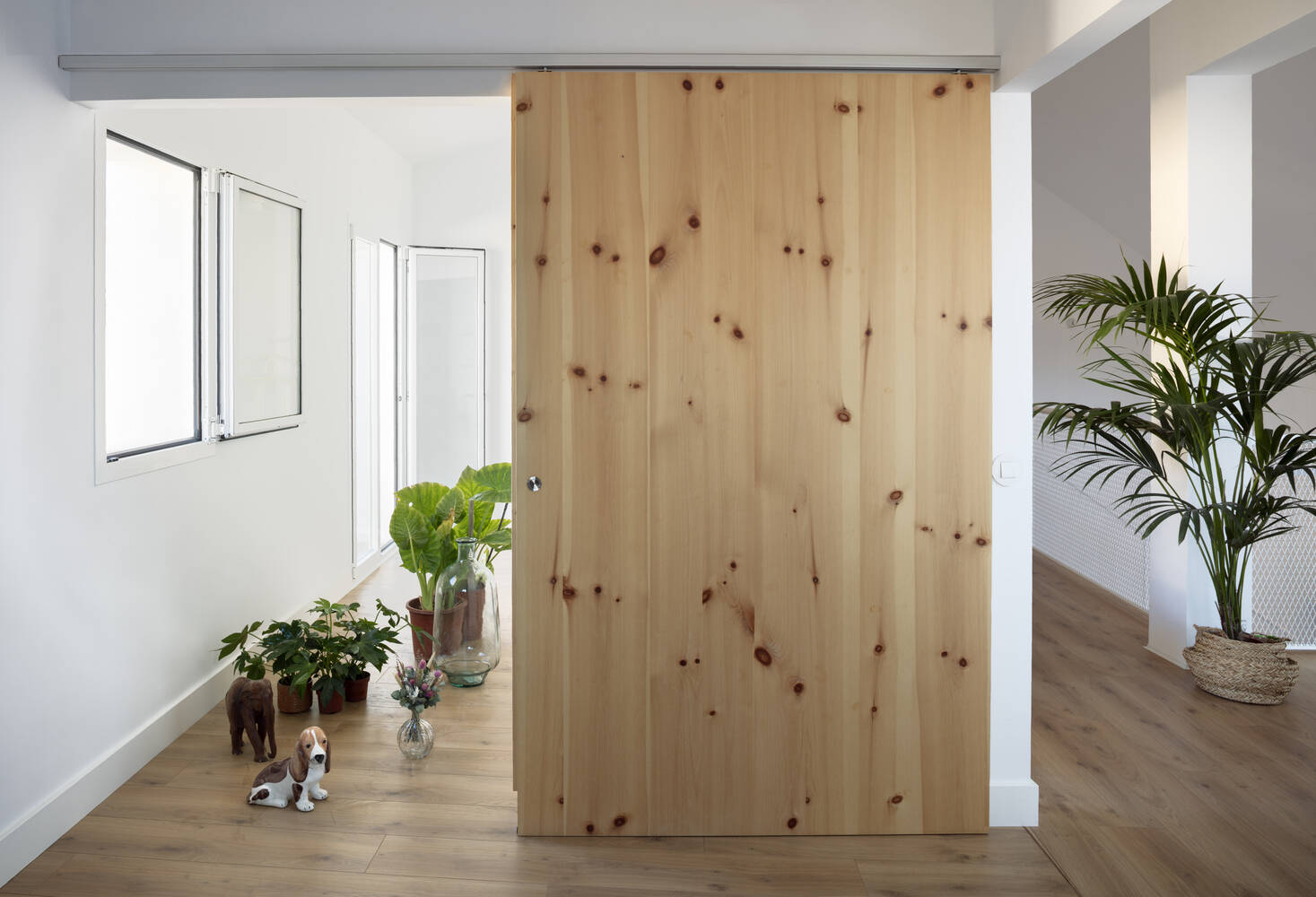 Nhà góc phố 2 tầng sở hữu sân thượng và sân trong thoáng sáng nhưng vẫn kín đáo, riêng tư