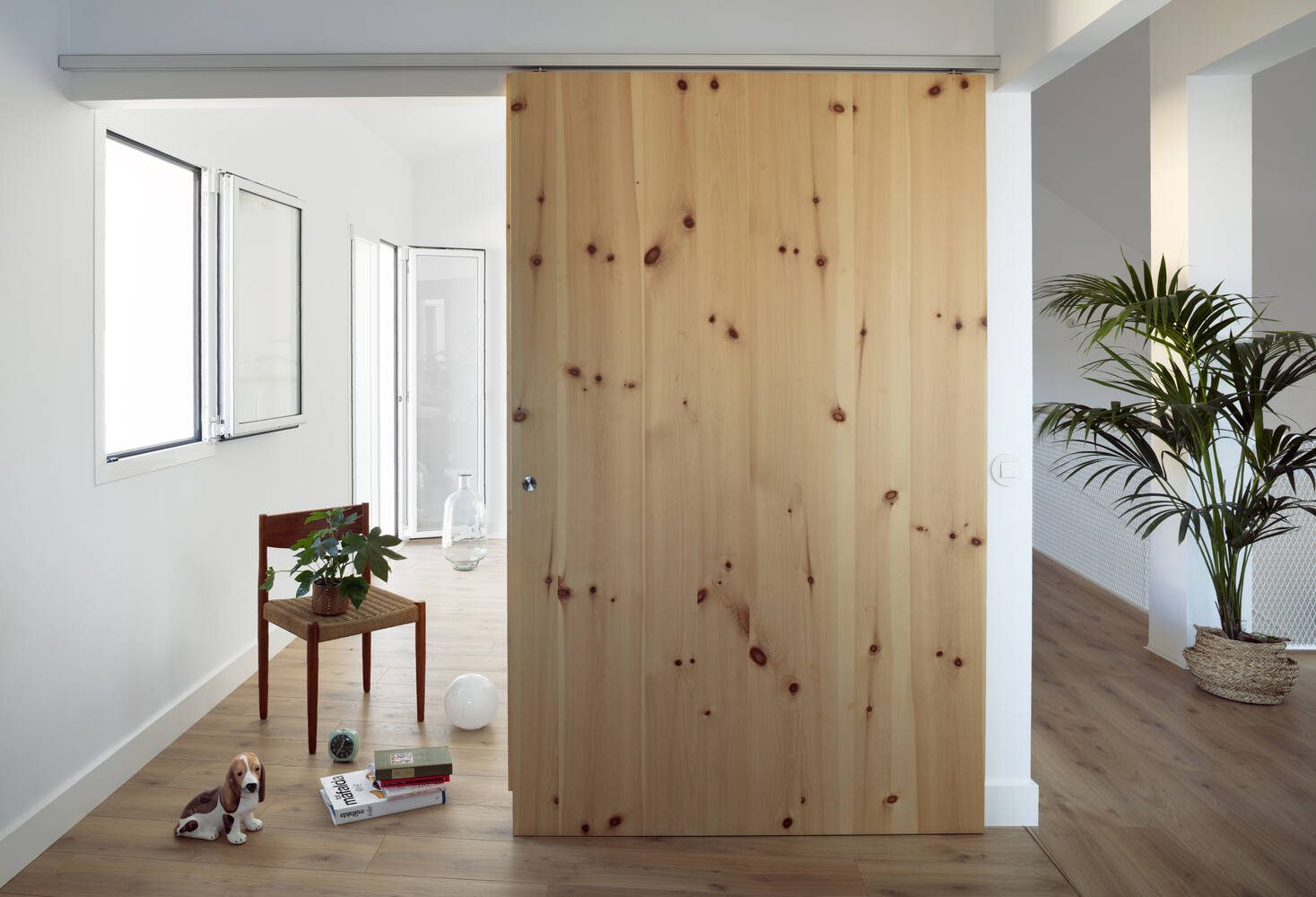 Nhà góc phố 2 tầng sở hữu sân thượng và sân trong thoáng sáng nhưng vẫn kín đáo, riêng tư