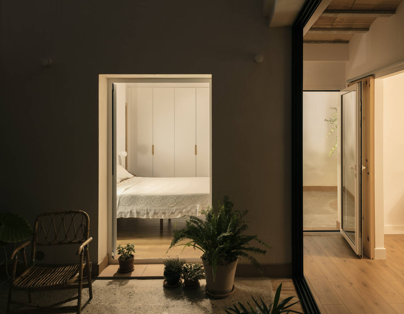 Nhà góc phố 2 tầng sở hữu sân thượng và sân trong thoáng sáng nhưng vẫn kín đáo, riêng tư