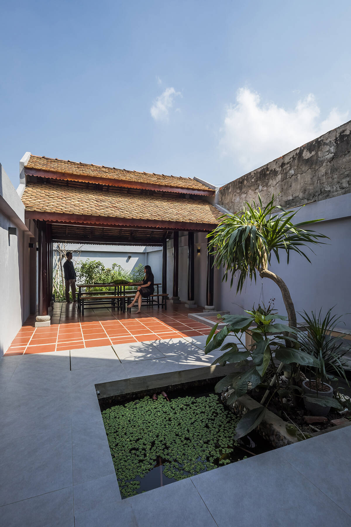 Nhà mái hiên, gạch nung mộc mạc mà bình yên đến lạ của gia đình 2 thế hệ tại Tây Ninh