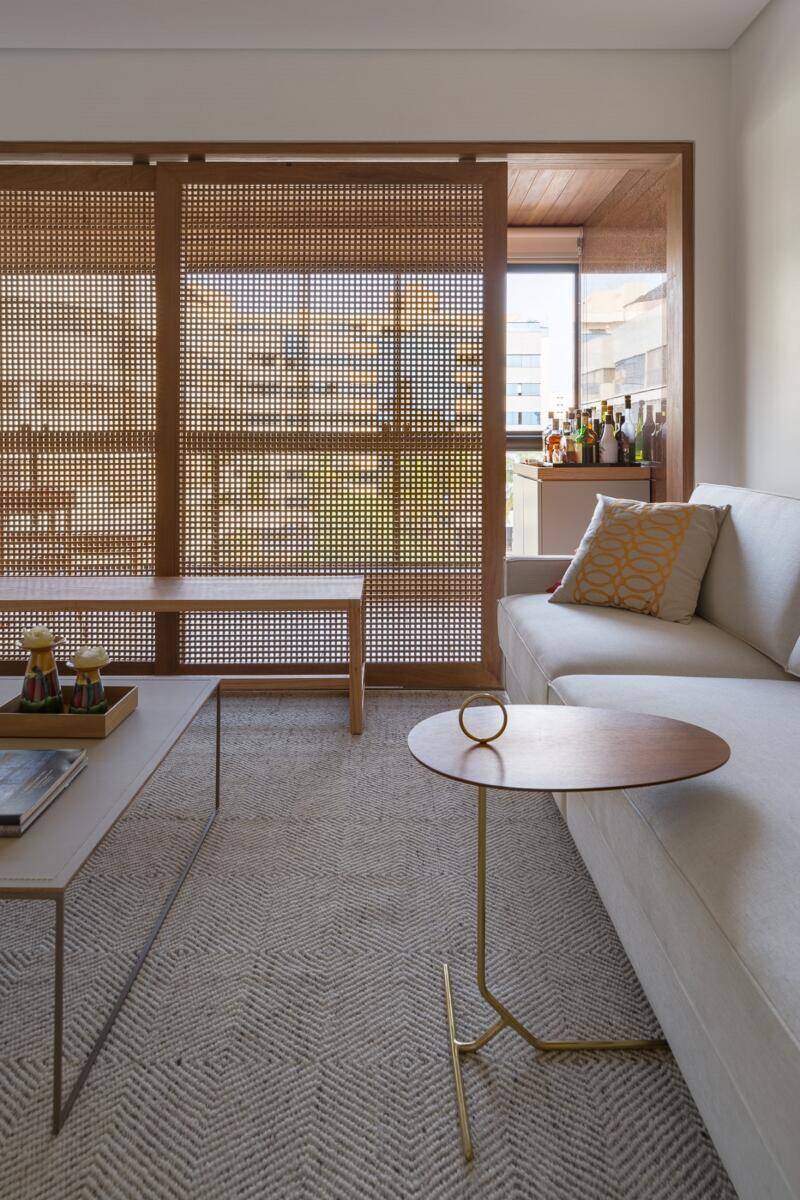 Căn hộ 190m2 thiết kế hẳn 2 phòng khách liền kề để thỏa mãn sở thích ngắm thành phố của gia chủ