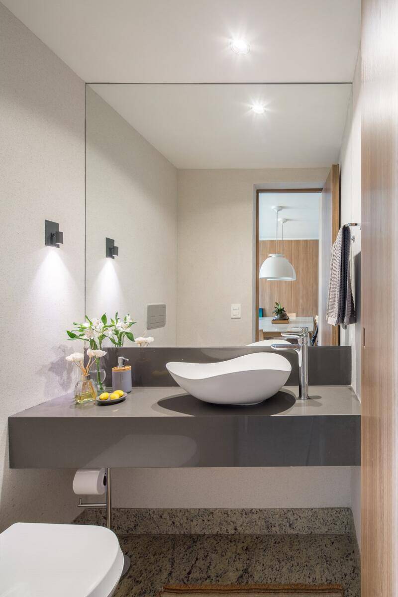 Căn hộ 190m2 thiết kế hẳn 2 phòng khách liền kề để thỏa mãn sở thích ngắm thành phố của gia chủ