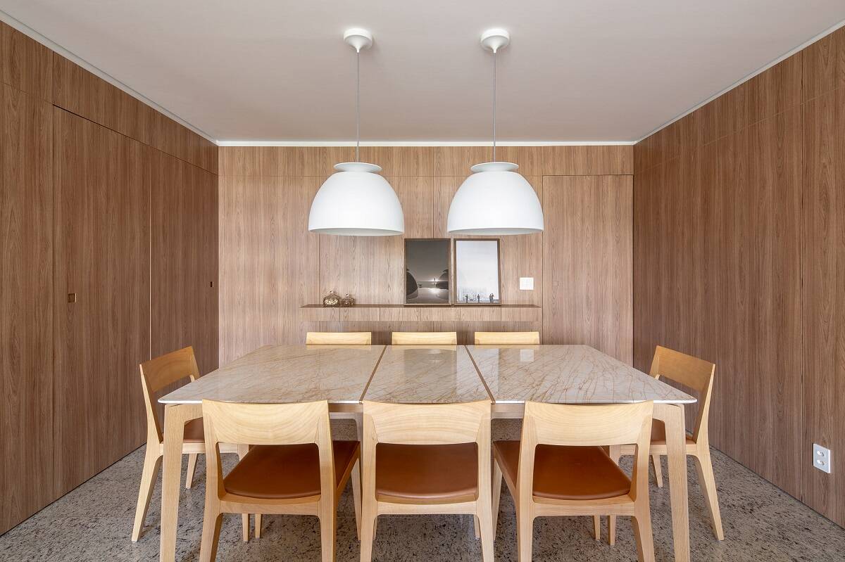 Căn hộ 190m2 thiết kế hẳn 2 phòng khách liền kề để thỏa mãn sở thích ngắm thành phố của gia chủ