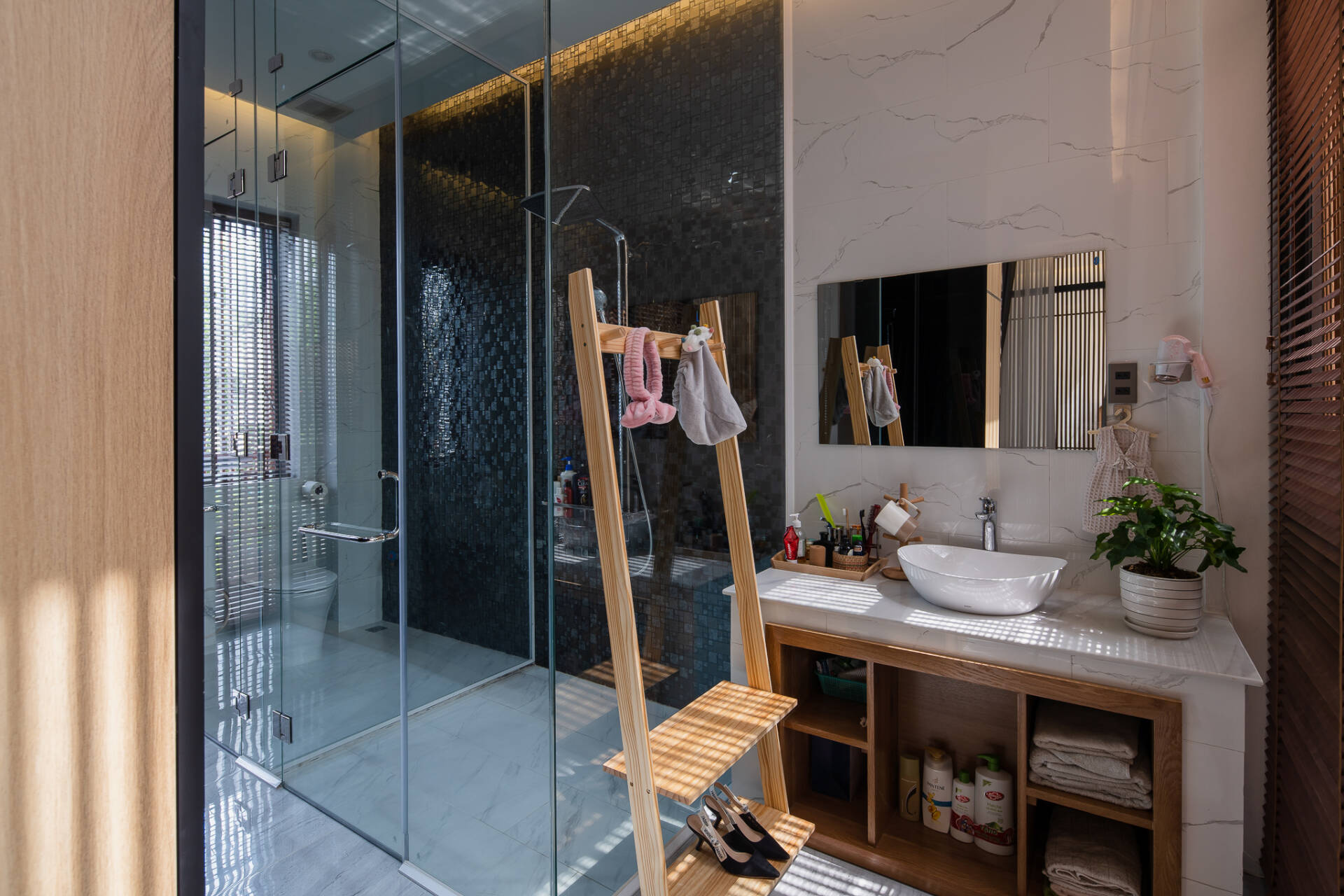 Nhà 7,8x17 tại Kiên Giang, giải quyết gọn gàng công năng và thẩm mỹ cho gia đình 3 thế hệ