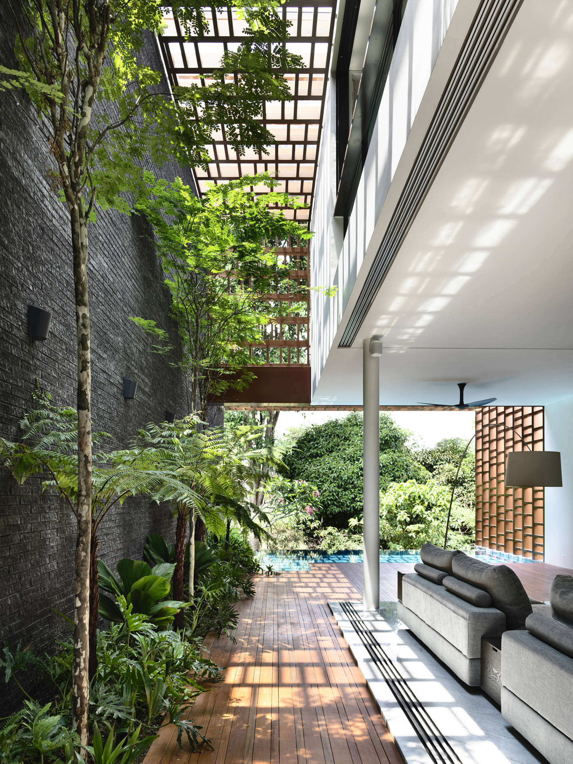 Nhà phố 3 tầng tại Singapore quanh năm lộng gió và thoáng sáng nhờ thiết kế 