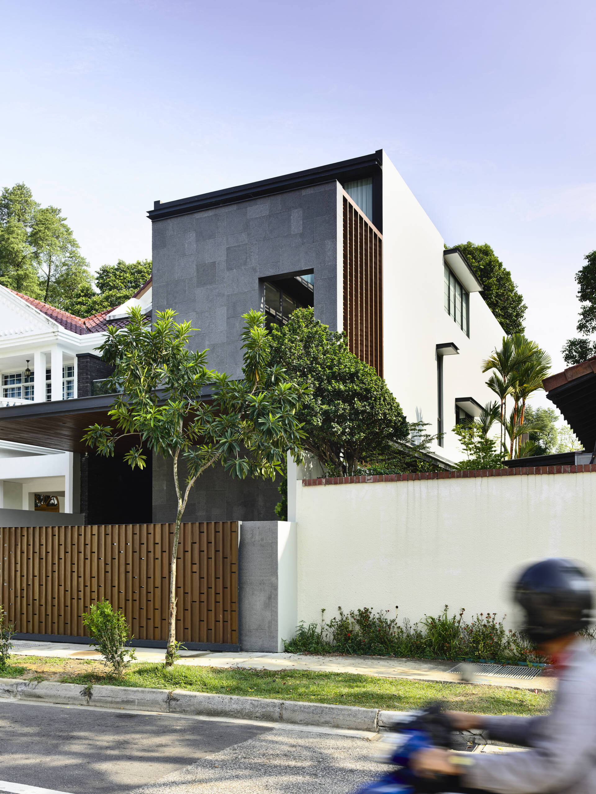 Nhà phố 3 tầng tại Singapore quanh năm lộng gió và thoáng sáng nhờ thiết kế 