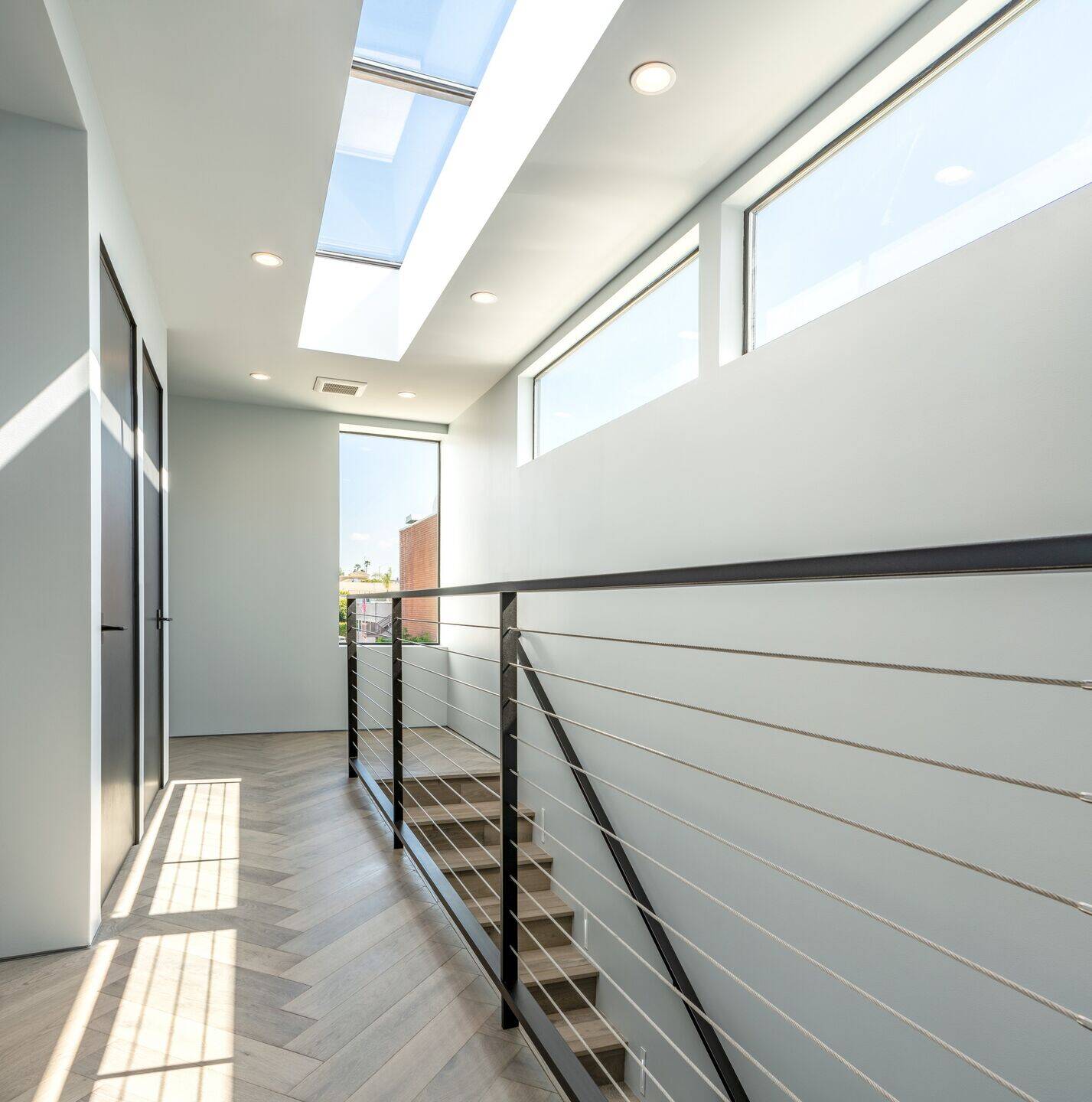 Nhà 2 tầng bên ngoài vuông vức kín đáo, bên trong 