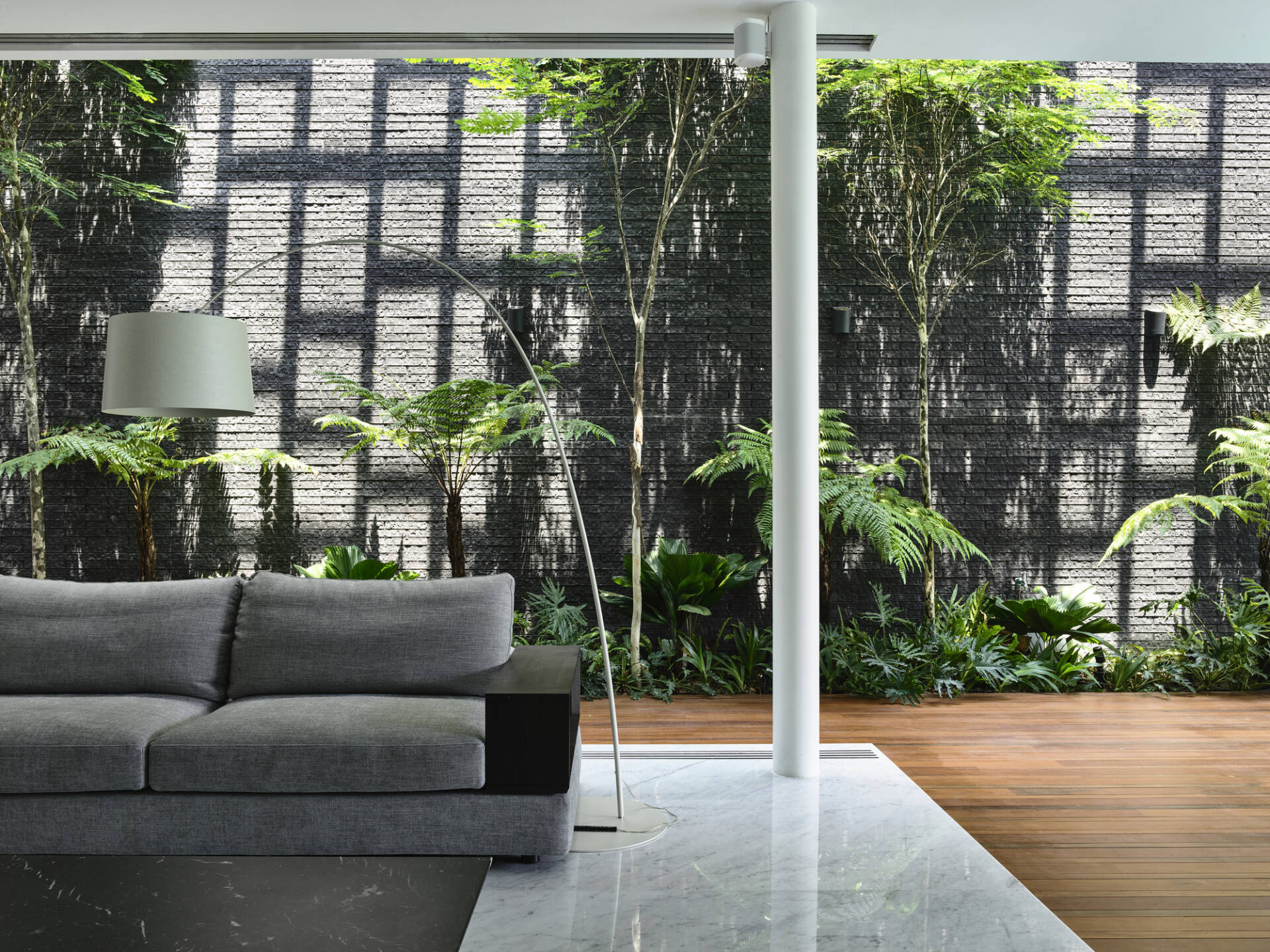 Nhà phố 3 tầng tại Singapore quanh năm lộng gió và thoáng sáng nhờ thiết kế 