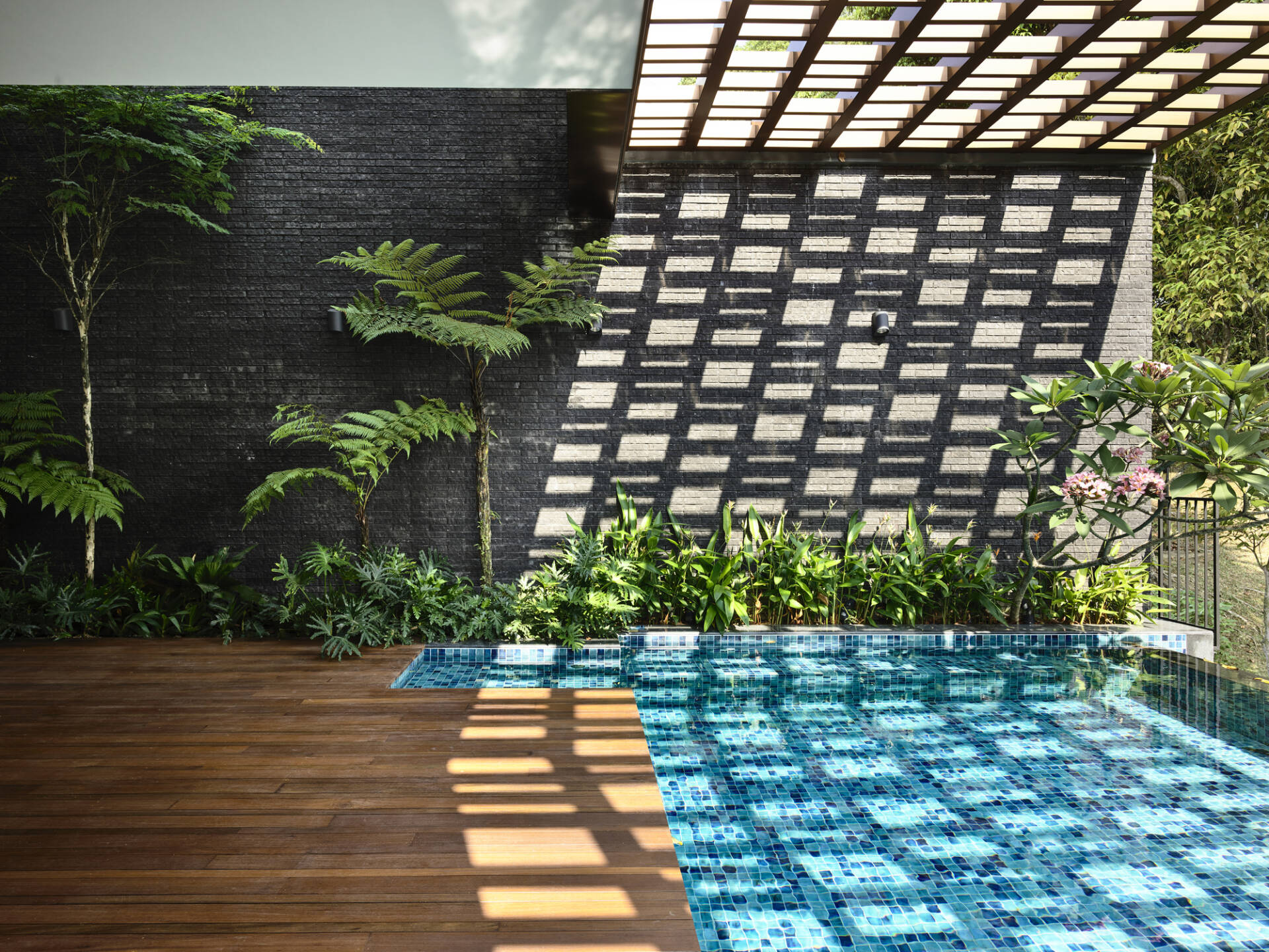 Nhà phố 3 tầng tại Singapore quanh năm lộng gió và thoáng sáng nhờ thiết kế 