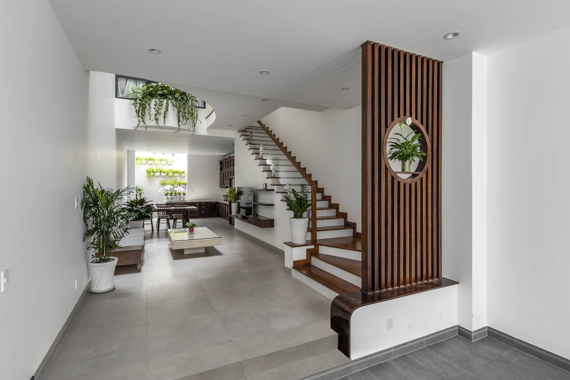Tổng hợp 7 mẫu nhà 5x20 sở hữu thiết kế hiện đại, linh hoạt, đề cao không gian gắn kết gia đình