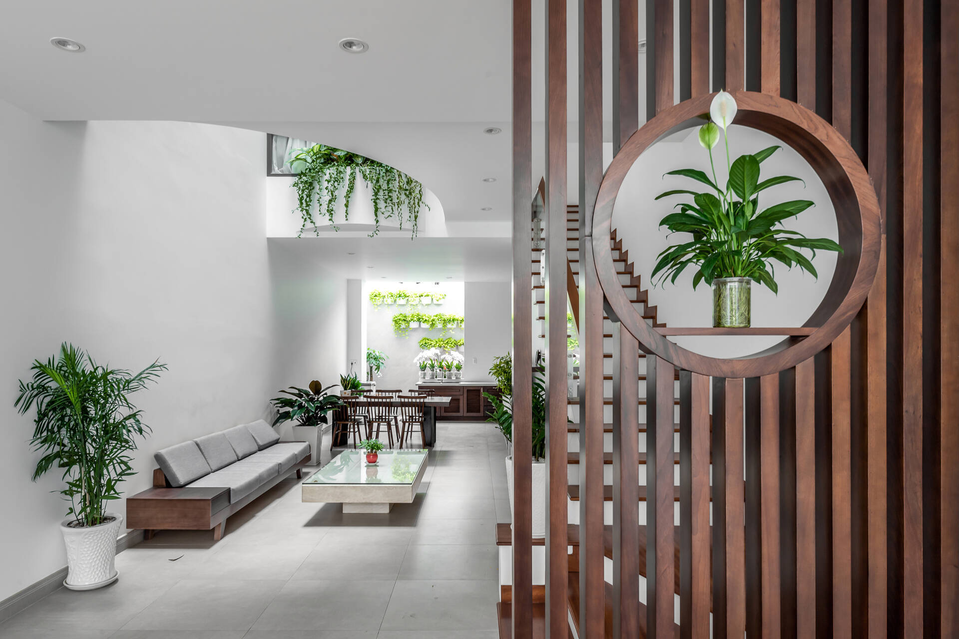 Tổng hợp 7 mẫu nhà 5x20 sở hữu thiết kế hiện đại, linh hoạt, đề cao không gian gắn kết gia đình