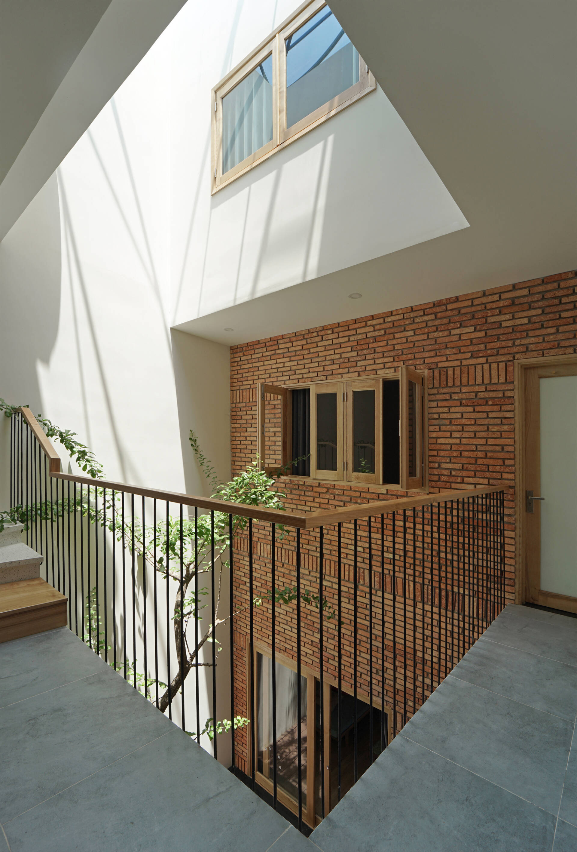 Tổng hợp 7 mẫu nhà 5x20 sở hữu thiết kế hiện đại, linh hoạt, đề cao không gian gắn kết gia đình