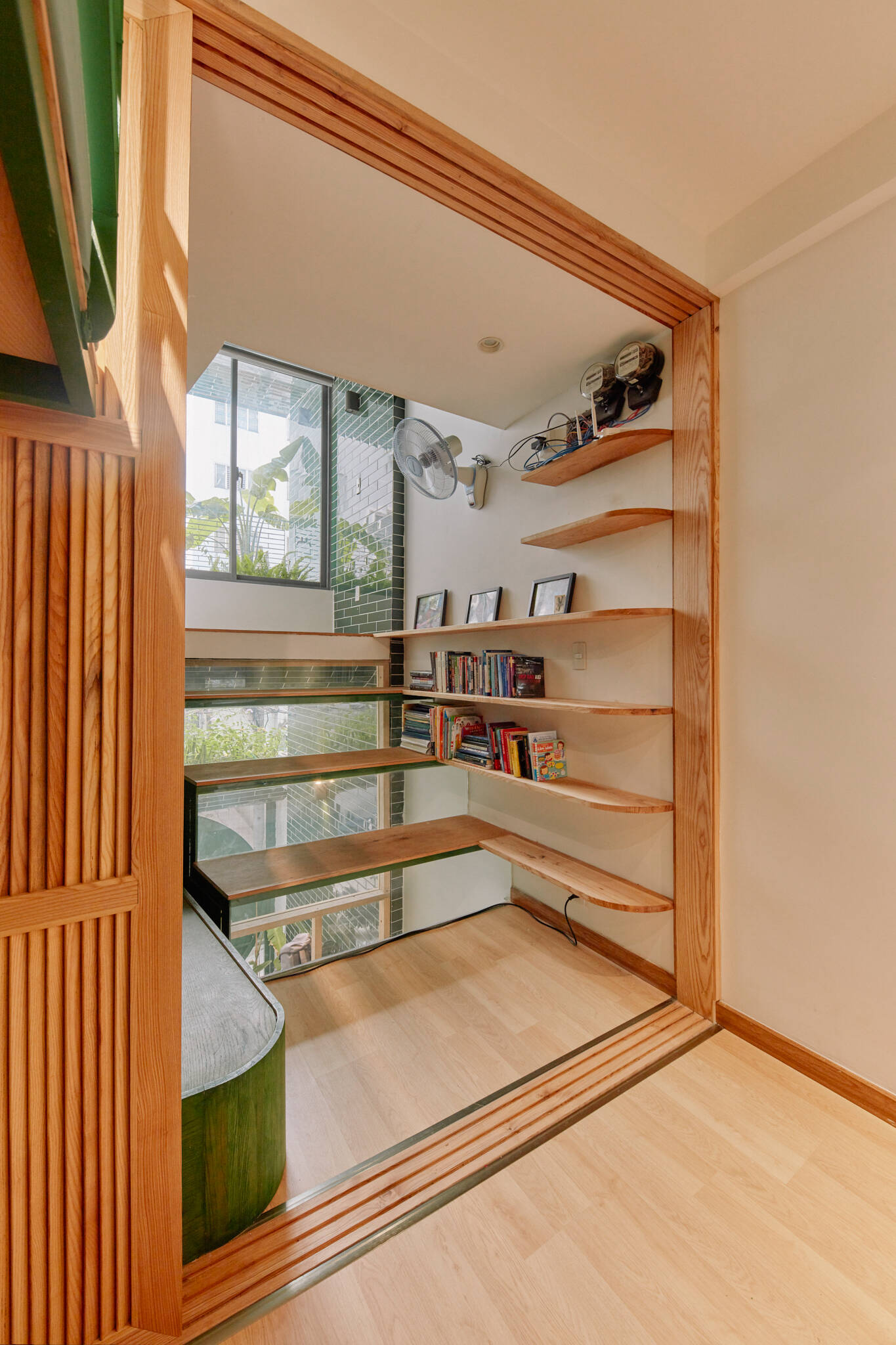 Nhà gần 35m2 nằm trong hẻm nhỏ, được thiết kế thoáng đãng của gia đình 5 người tại Sài Gòn