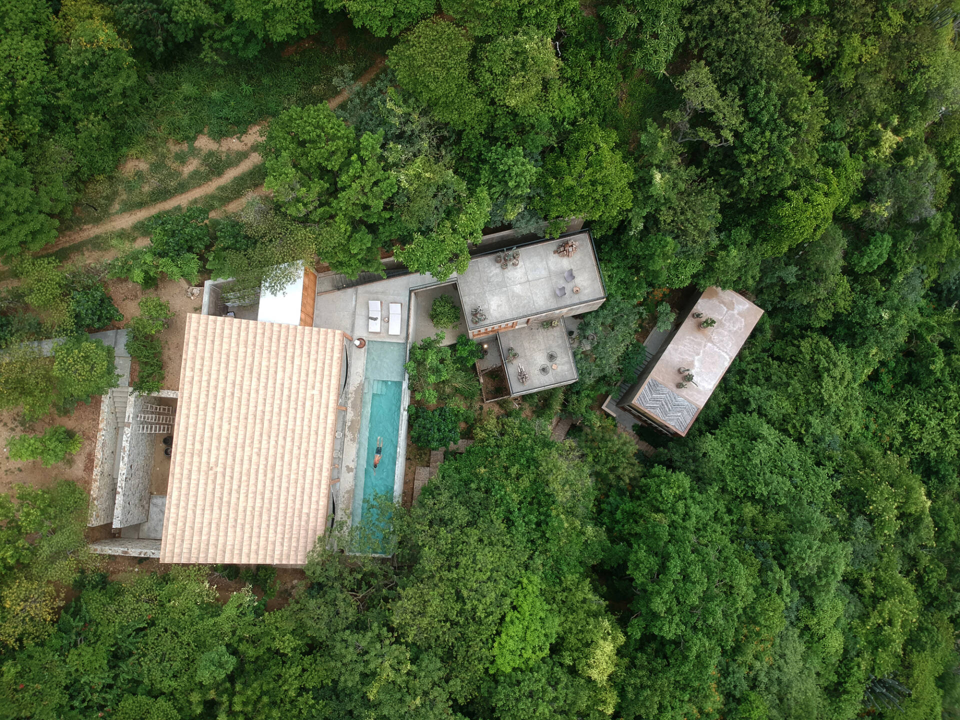 Nhà ở mà cứ ngỡ khu nghỉ dưỡng 5 sao: Biệt lập giữa ngọn đồi, sở hữu view biển đắt giá