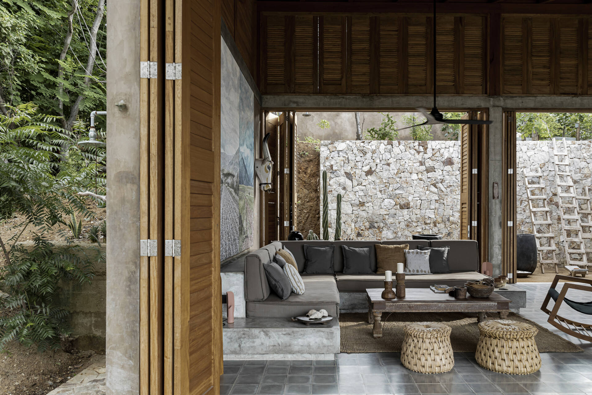 Nhà ở mà cứ ngỡ khu nghỉ dưỡng 5 sao: Biệt lập giữa ngọn đồi, sở hữu view biển đắt giá