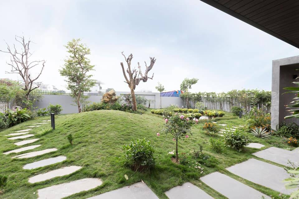 Xa quê 20 năm để lập nghiệp, đôi vợ chồng về lại cố hương xây biệt thự, dành riêng 600m2 cho sân vườn xanh ngát