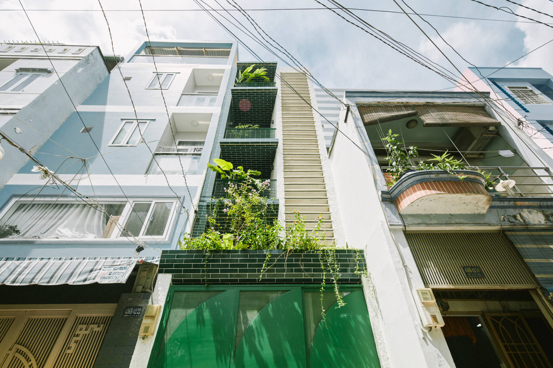 Nhà gần 35m2 nằm trong hẻm nhỏ, được thiết kế thoáng đãng của gia đình 5 người tại Sài Gòn