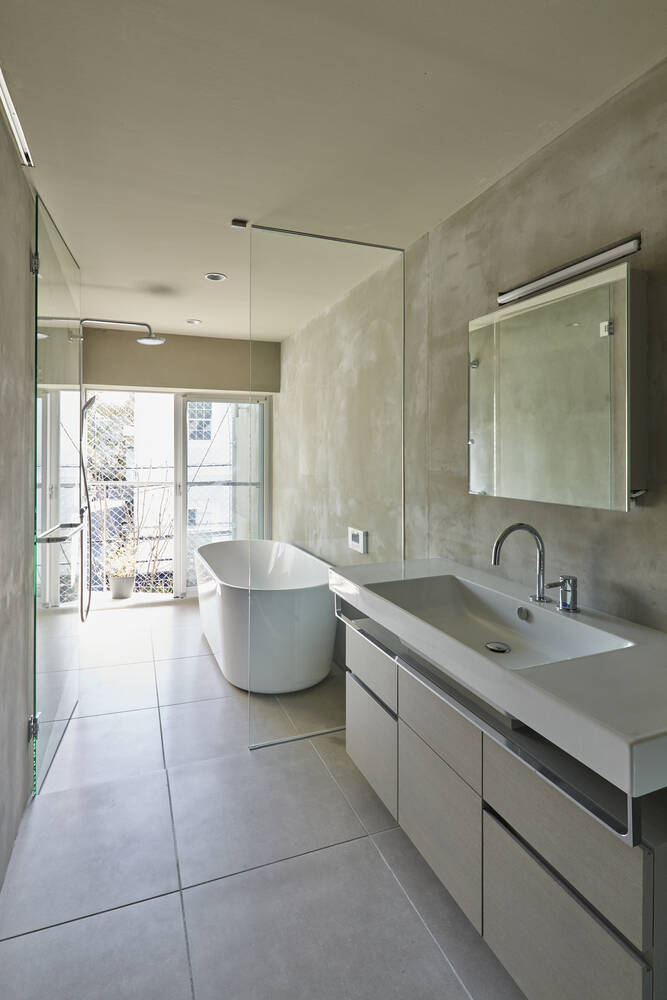 Nhà phố 3 tầng dành toàn bộ hành lang, sân thượng để trồng cây và hoa, sở hữu vẻ đẹp thay đổi theo mùa độc đáo