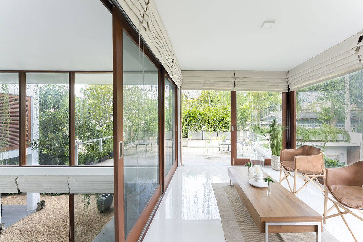 Nhà phố hiện đại với sân trong giúp cải thiện khả năng lấy sáng, tạo cảm giác tươi mát cả ngày