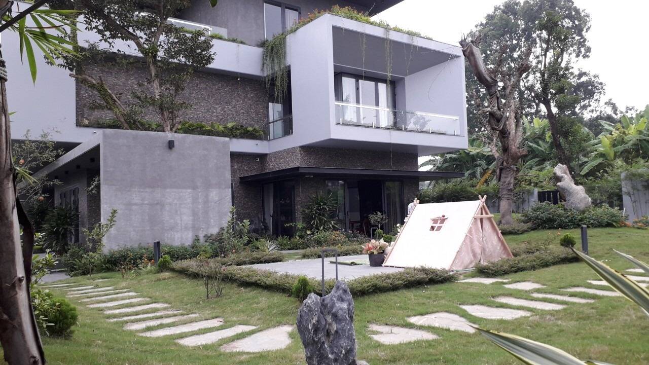 Xa quê 20 năm để lập nghiệp, đôi vợ chồng về lại cố hương xây biệt thự, dành riêng 600m2 cho sân vườn xanh ngát