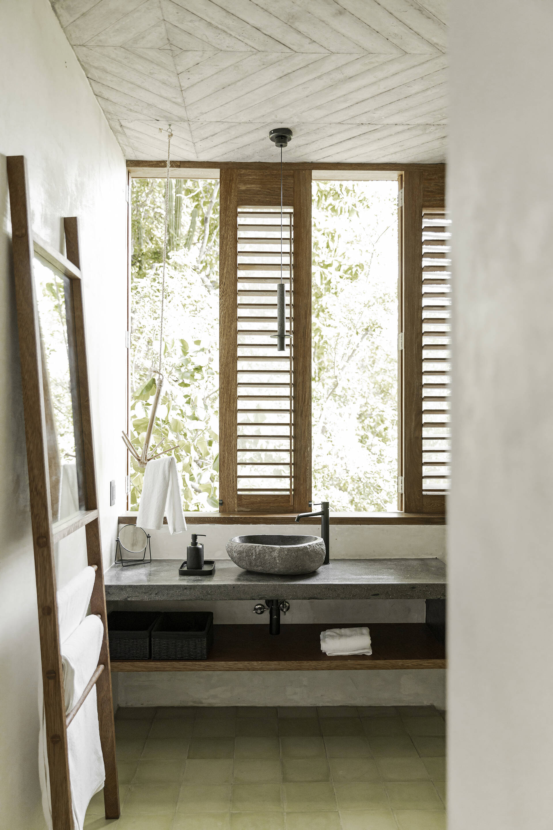 Nhà ở mà cứ ngỡ khu nghỉ dưỡng 5 sao: Biệt lập giữa ngọn đồi, sở hữu view biển đắt giá