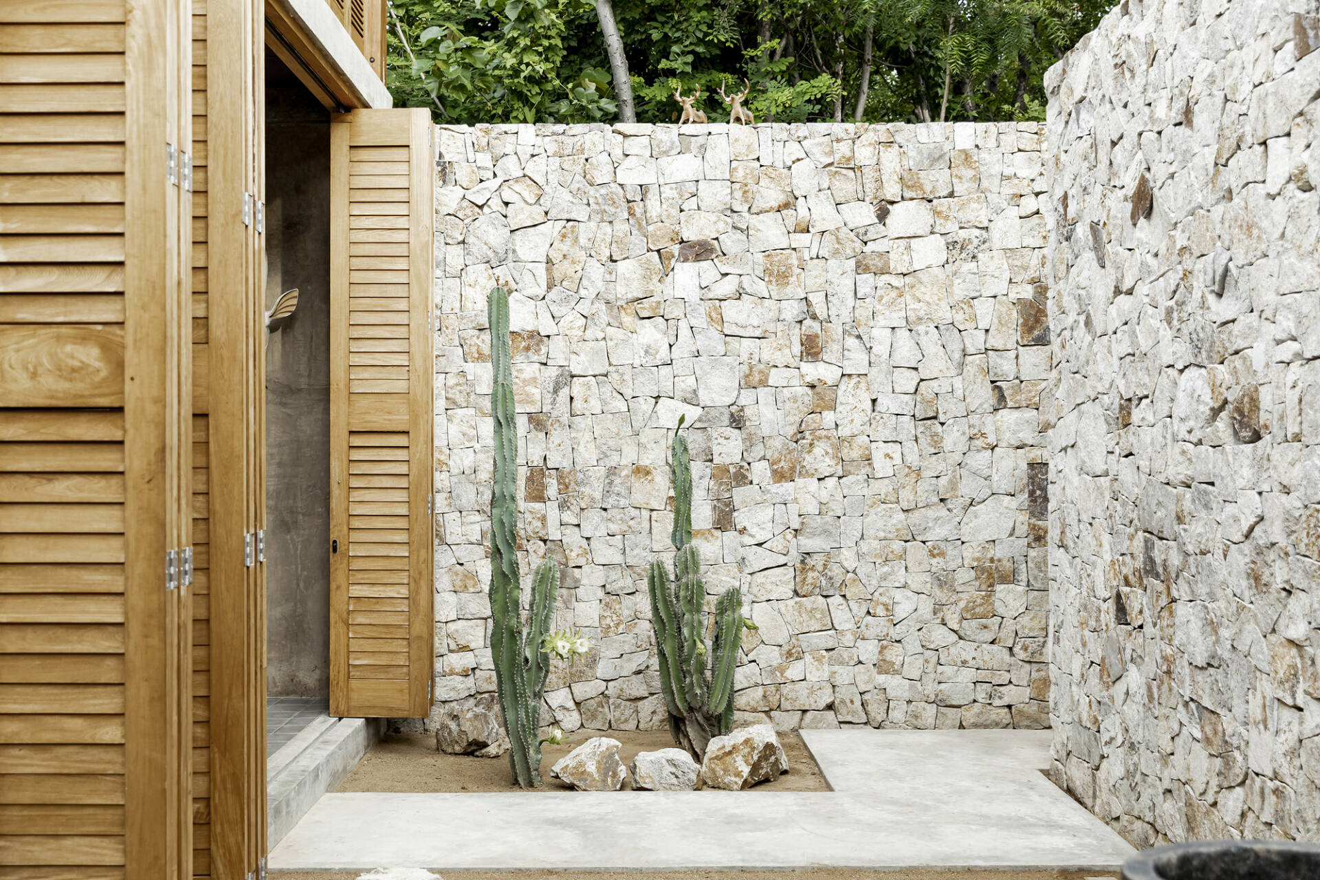 Nhà ở mà cứ ngỡ khu nghỉ dưỡng 5 sao: Biệt lập giữa ngọn đồi, sở hữu view biển đắt giá