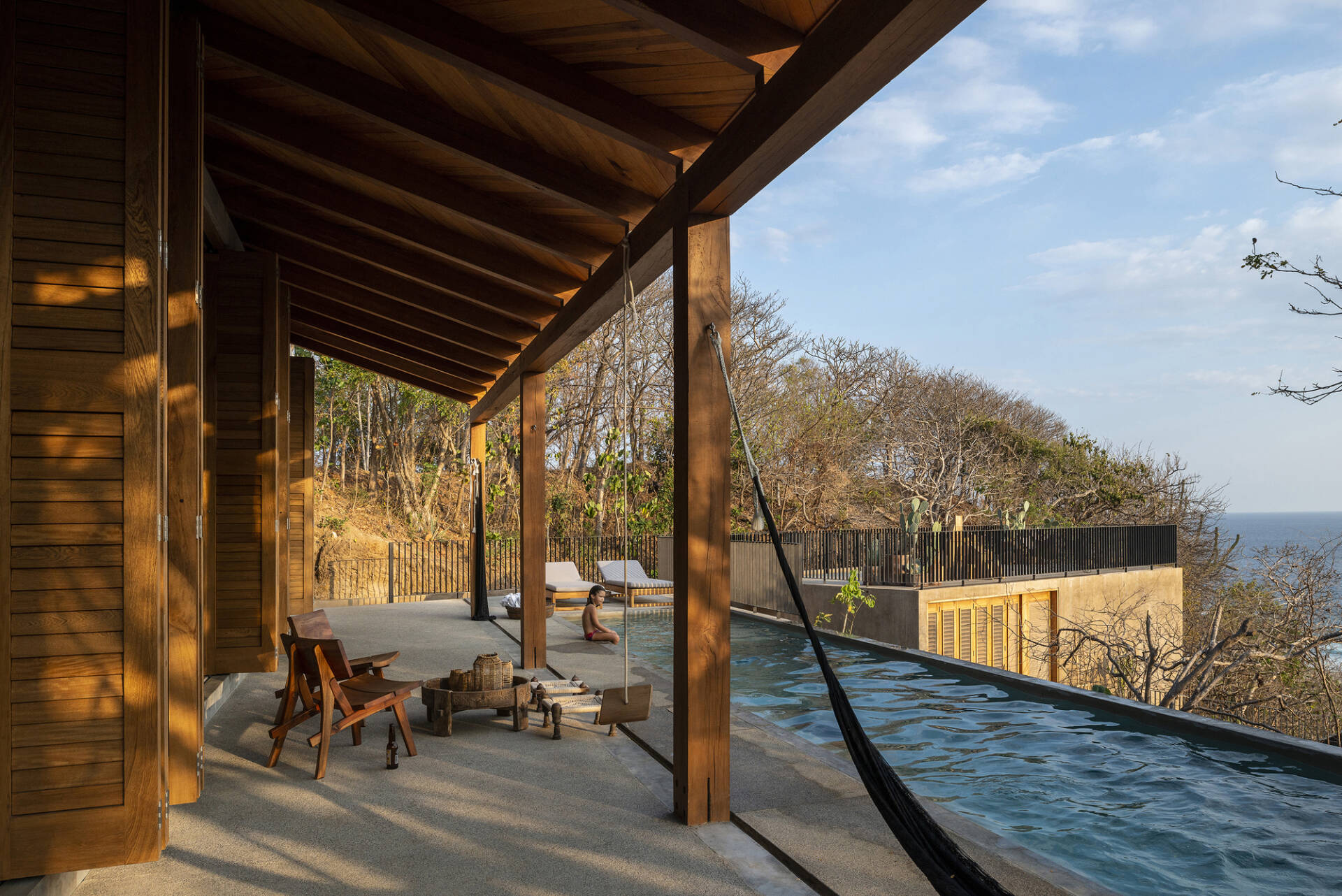Nhà ở mà cứ ngỡ khu nghỉ dưỡng 5 sao: Biệt lập giữa ngọn đồi, sở hữu view biển đắt giá