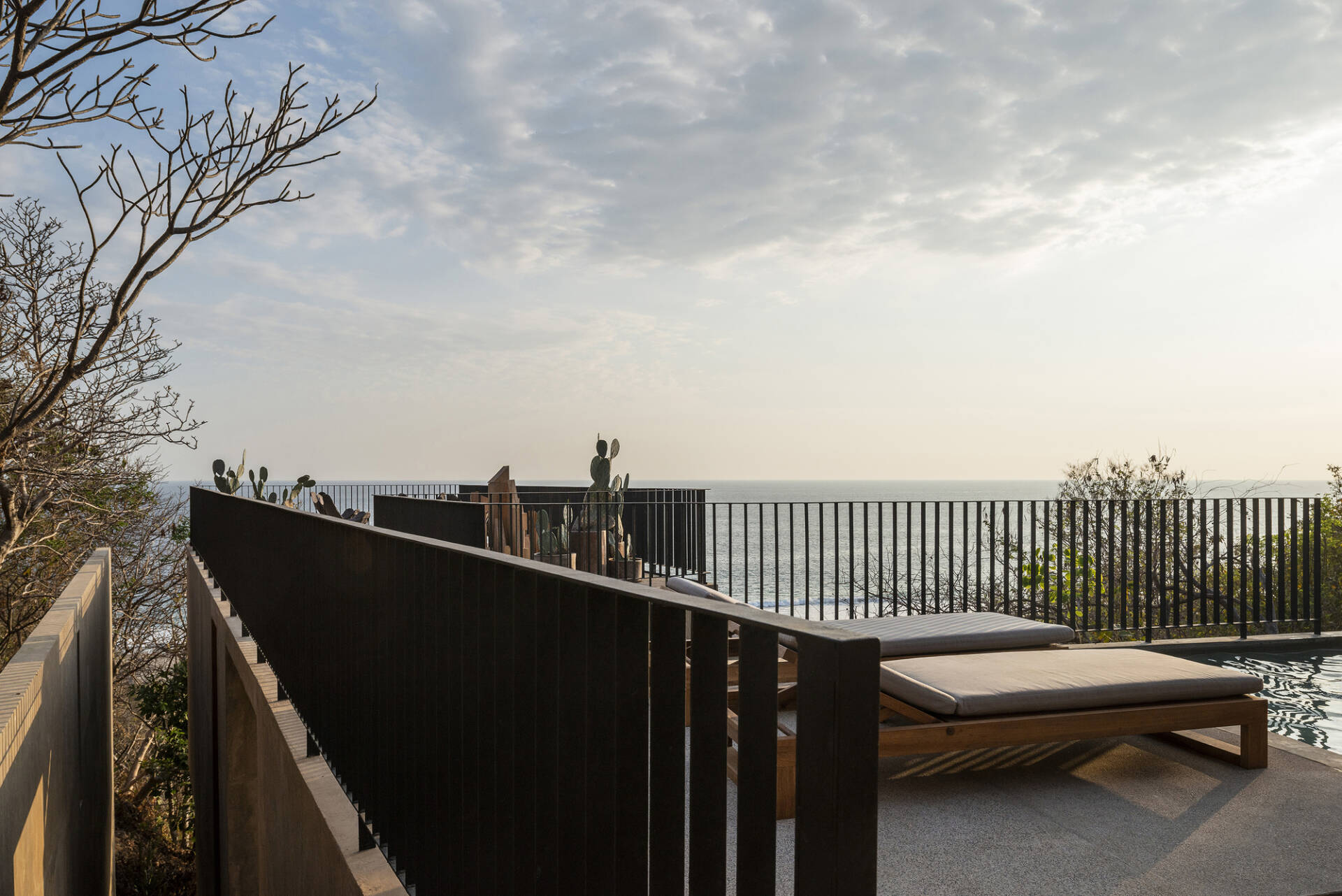 Nhà ở mà cứ ngỡ khu nghỉ dưỡng 5 sao: Biệt lập giữa ngọn đồi, sở hữu view biển đắt giá