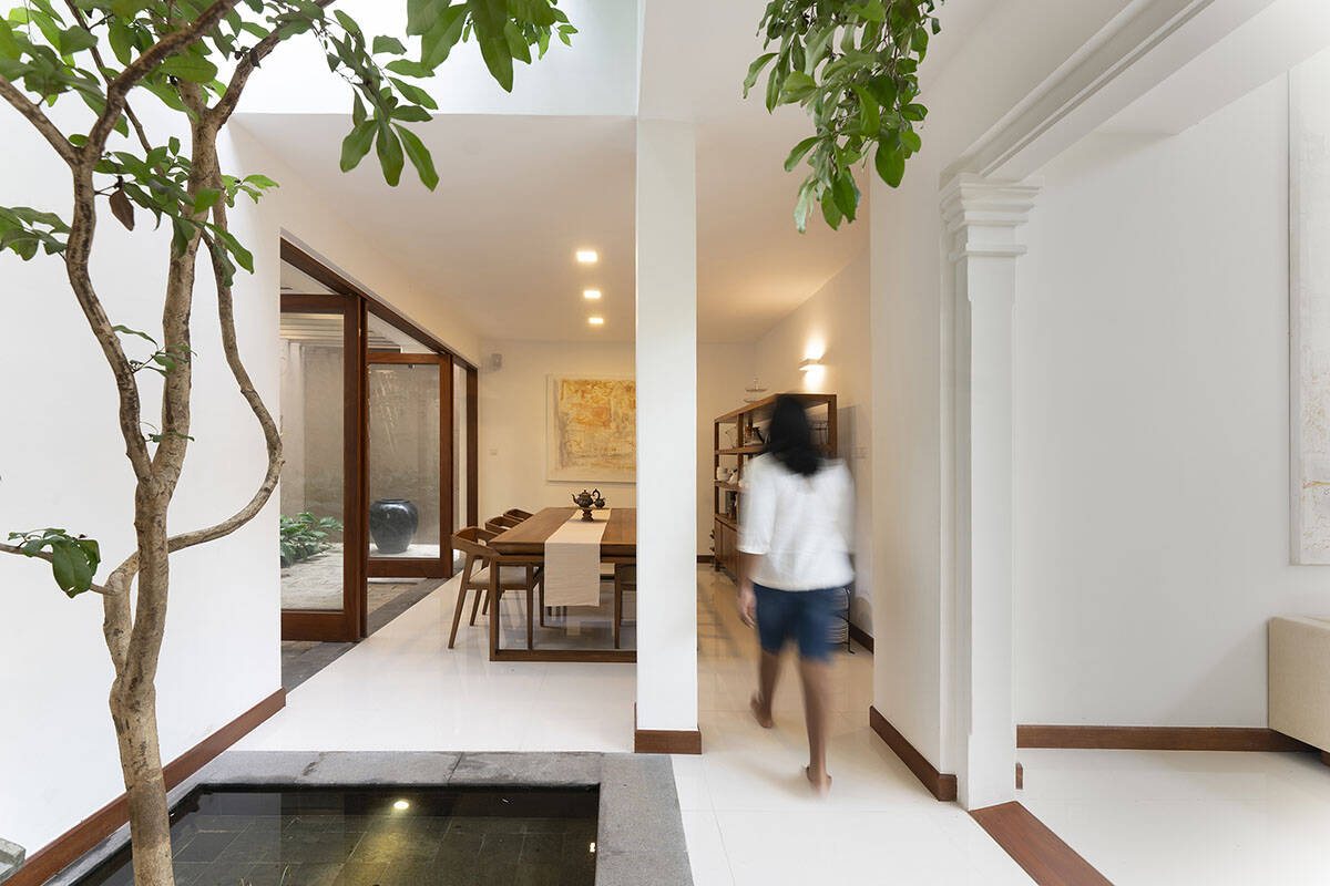 Nhà phố hiện đại với sân trong giúp cải thiện khả năng lấy sáng, tạo cảm giác tươi mát cả ngày
