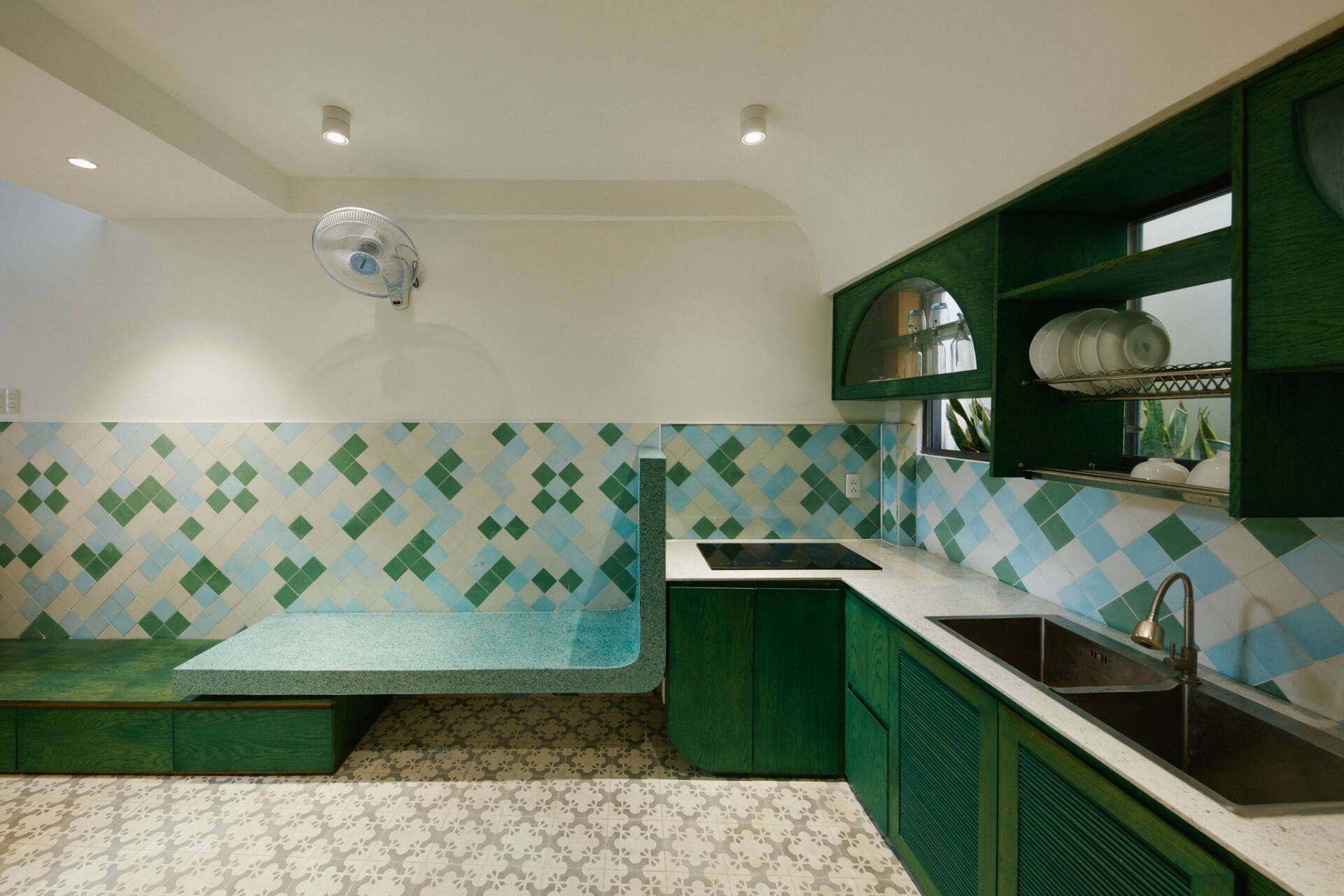 Nhà gần 35m2 nằm trong hẻm nhỏ, được thiết kế thoáng đãng của gia đình 5 người tại Sài Gòn