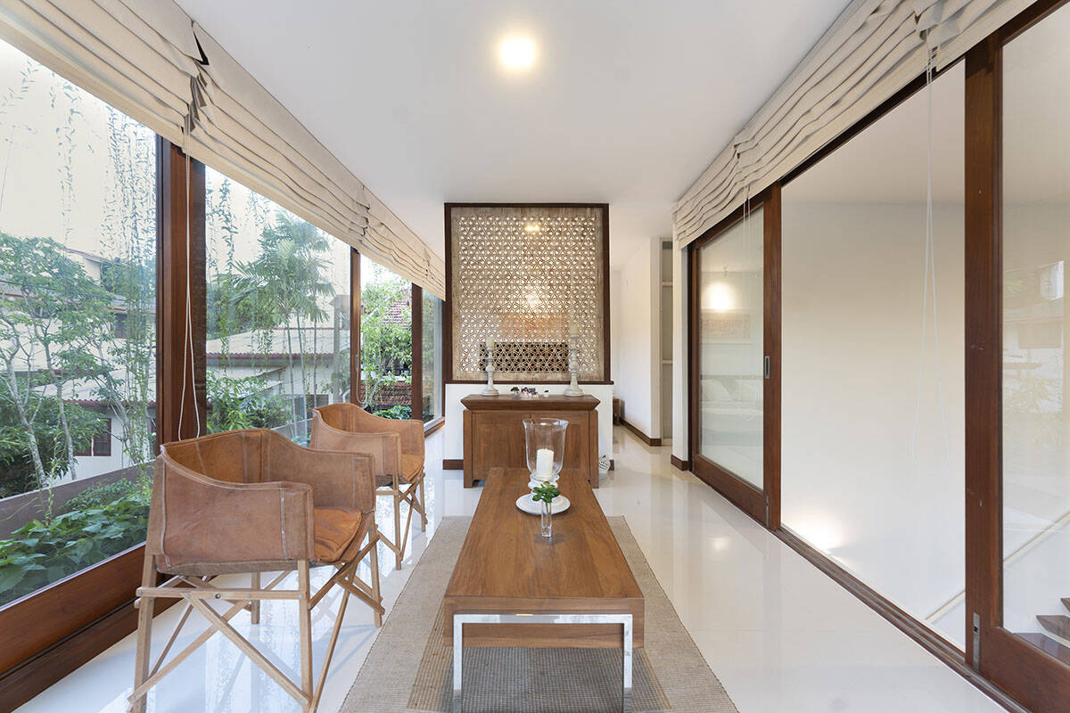 Nhà phố hiện đại với sân trong giúp cải thiện khả năng lấy sáng, tạo cảm giác tươi mát cả ngày