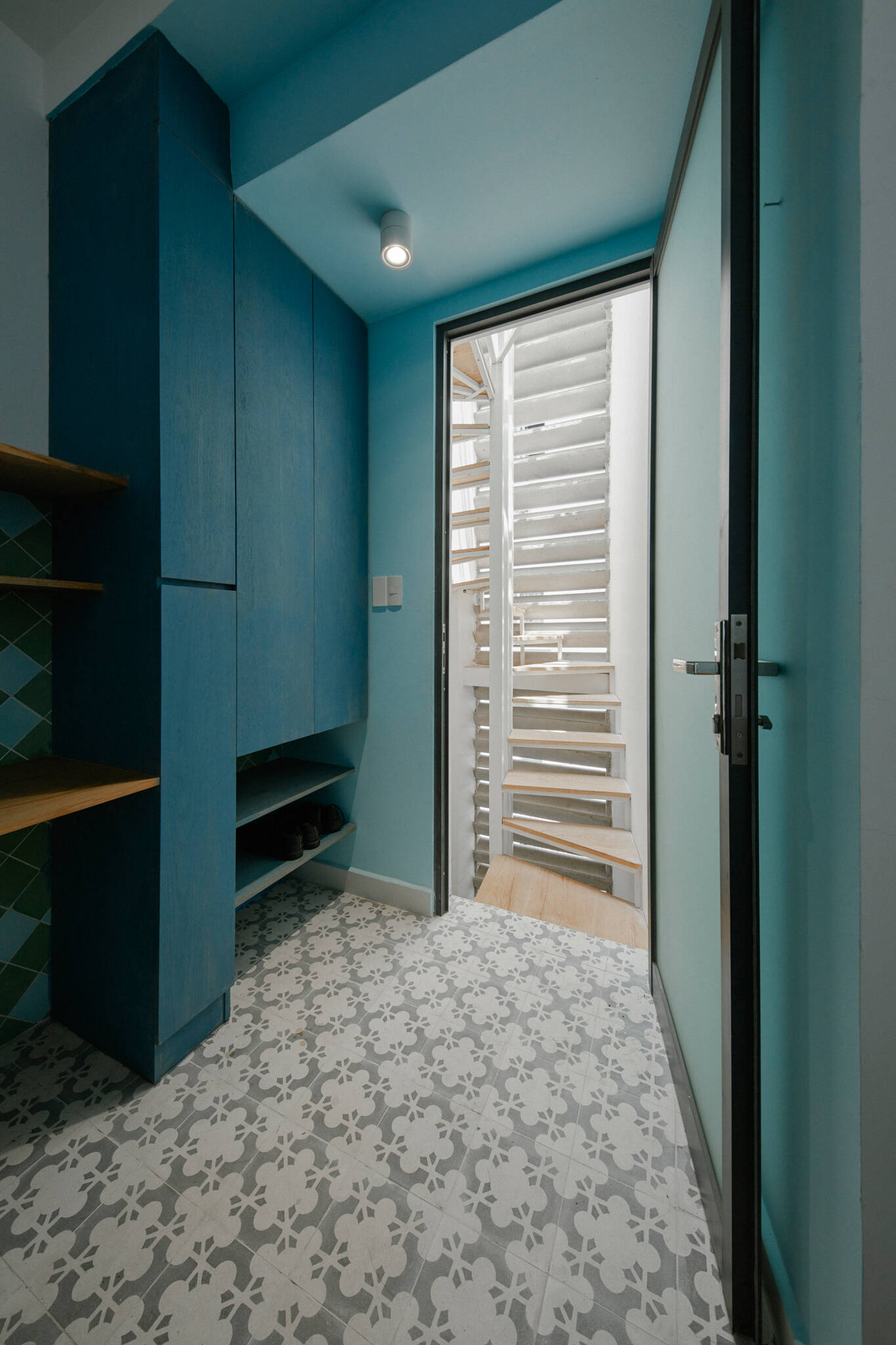 Nhà gần 35m2 nằm trong hẻm nhỏ, được thiết kế thoáng đãng của gia đình 5 người tại Sài Gòn